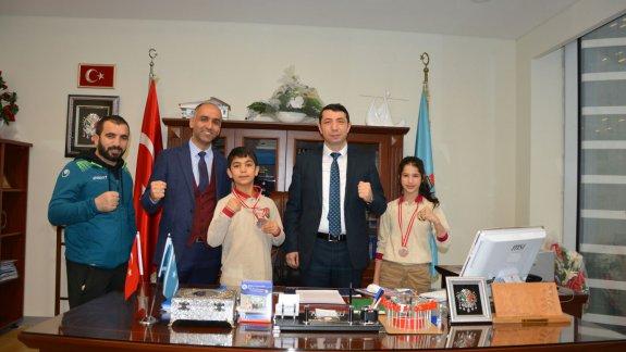 İlçemiz Okullarından Osman Nuri Bakırcı Ortaokulu Öğrencileri Kick Boks Yıldızlar Kategorisinde Türkiye 3.sü oldular.