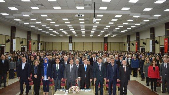 Esenyurt Kültür Merkezinde İstiklal Marşımız´ın  96.Yılını kutlama ve Mehmet Akif Ersoy´u Anma günü münasebetiyle tören düzenlendi.