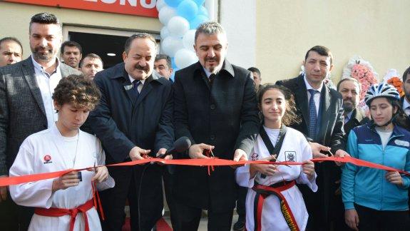 İlçemiz okullarından Ahmet Keleşoğlu İlkokulu bahçesinde Asım Nihat Arslan Kapalı Spor Salonu açılışı yapıldı.