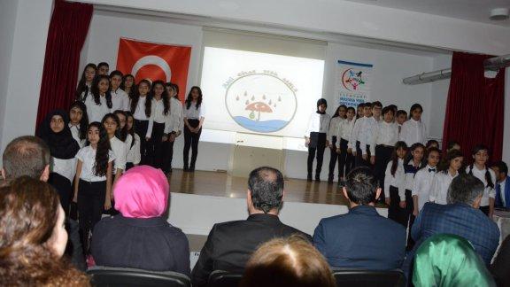 ilçemiz okullarından Mustafa Yeşil Ortaokulunun Suriyeli öğrencilerin eğitim sistemine dahil edilmesi kapsamında düzenlediği " Mavi Gölde Yeşil Damla" Projesi tanıtım programı gerçekleştirildi.
